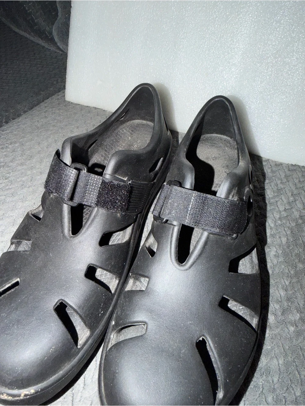 OOFOS Black mens Slip-On Vented Sandals M11 / W13